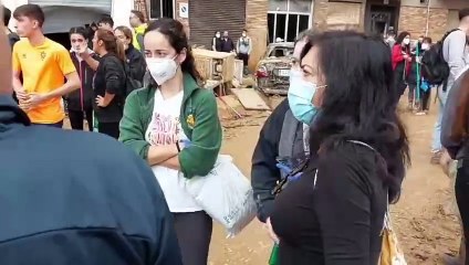 Los vecinos de Paiporta, indignados ante la visita del rey, Sánchez y Mazón