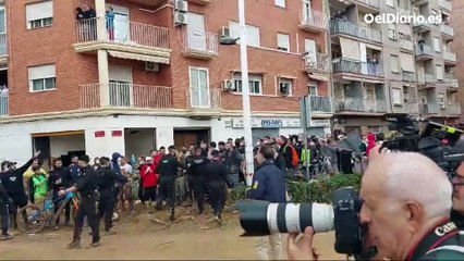 Lanzan barro a los reyes, Sánchez y Mazón al grito de "fuera, fuera" y "asesinos"
