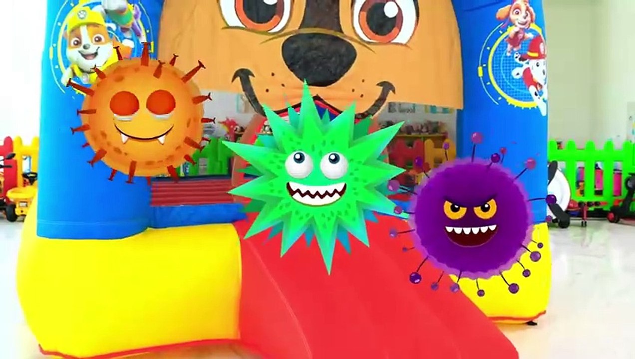 Oliver catches Bugs at Home_High kids happy