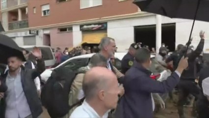 Los vecinos de Paiporta increpan al Rey, Pedro Sánchez y Carlos Mazón en su visita a la zona cero de la catástrofe
