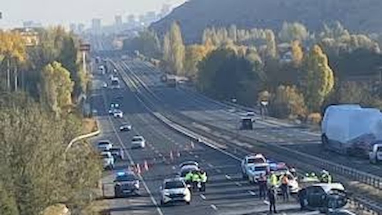 Otomobiliyle ters yönde ilerleyen sürücü kazaya yol açtı: 3 ölü, 2 yaralı