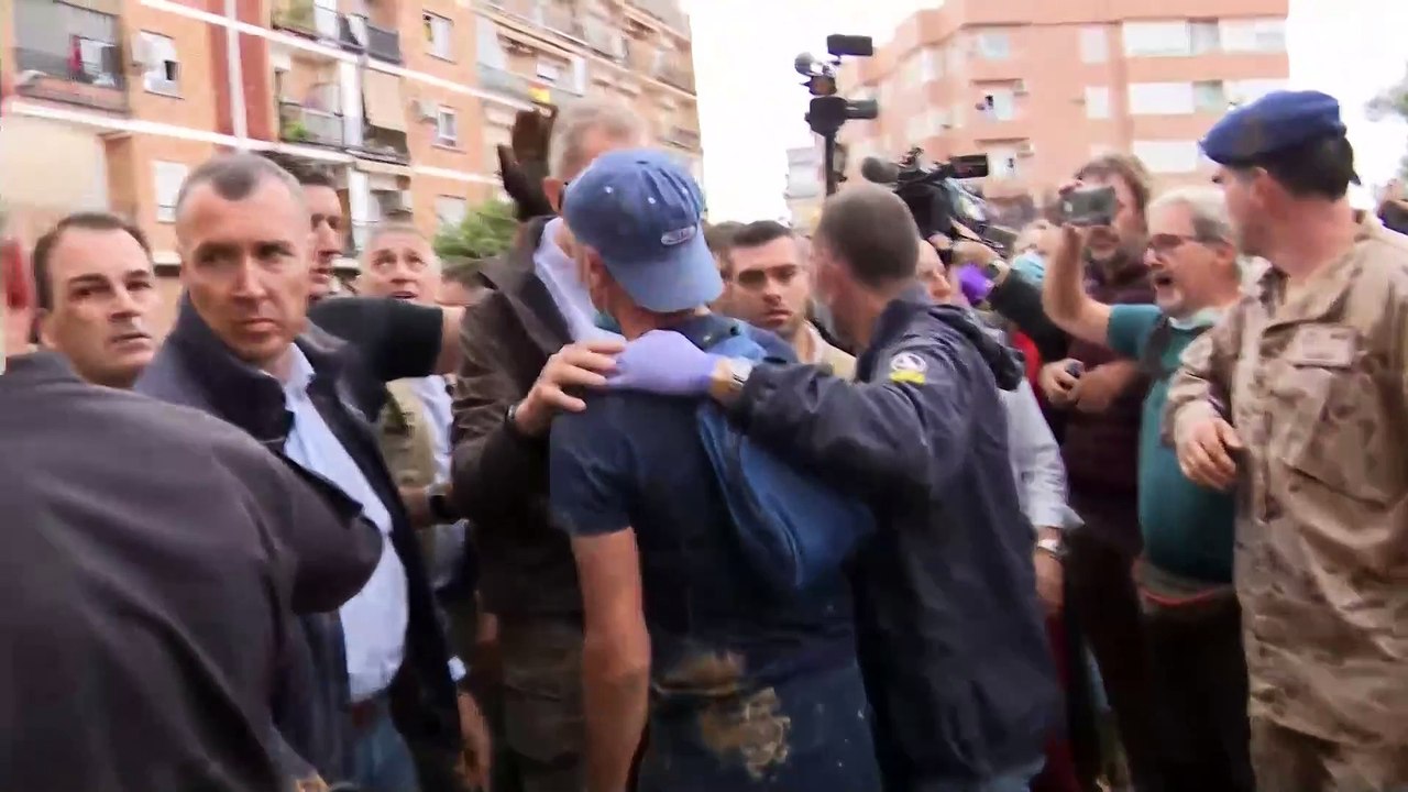 Los Reyes, Sánchez y Mazón, recibidos con gritos y lanzamiento de objetos en su visita Paiporta