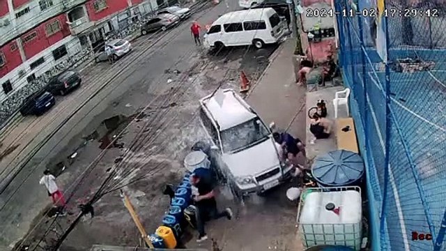 VÍDEO: Carro avança em passeio e quase atropela dois homens em bairro Salvador