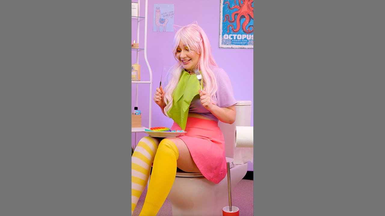 Oh mon Dieu  Est-ce que c'est un Pop It sur les toilettes ? 