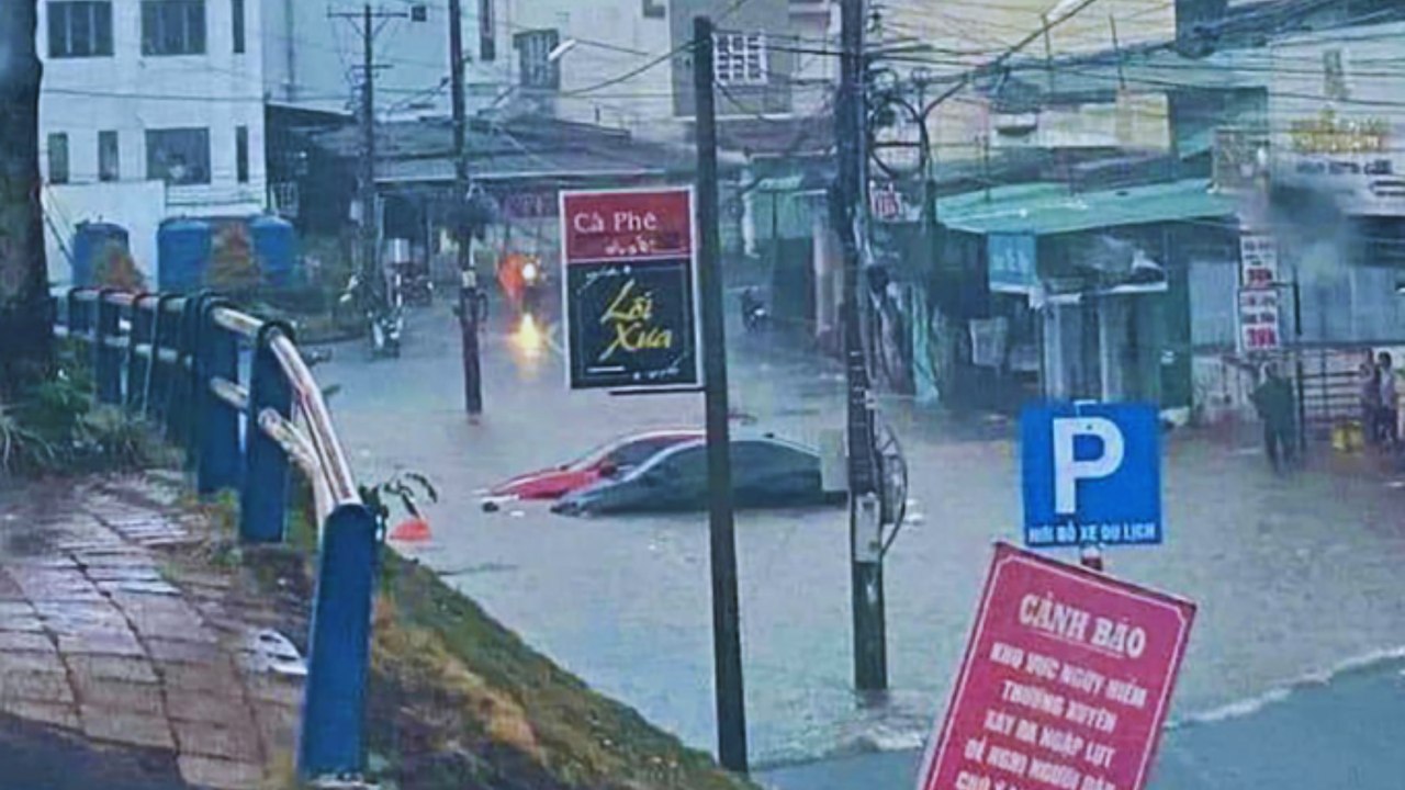 Lâm Đồng: Phố núi Bảo Lộc ngập nặng sau mưa lớn, ô tô bị nhấn chìm, bờ kè, ta luy sạt nghiêm trọng