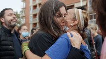 La reina Letizia se emociona al encontrarse con vecinos de Paiporta durante la tensa visita