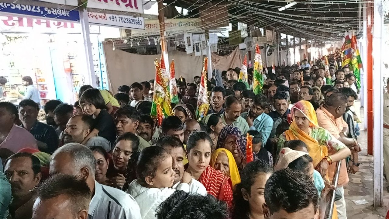 Watch Video: दर्शन को उमड़ा आस्था का सैलाब, जयकारों से गूंजी रुणीचाा नगरी