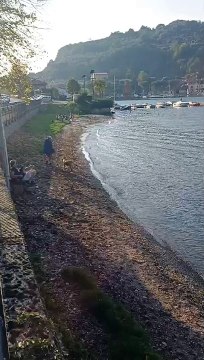 Bagnanti nel lago d'Iseo il 3 di novembre: caldo e sole invogliano a entrare in acqua
