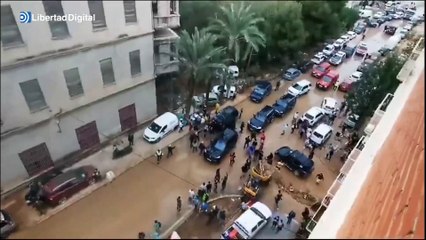 Sánchez huye y deja solos a los Reyes ante la ira de los vecinos de Paiporta