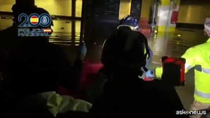 A Valencia i soccorritori in barca esplorano un garage inondato