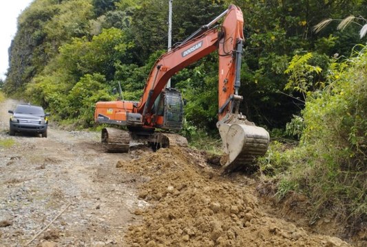 Siguen labores para despejar derrumbes y restablecer vías en zonas afectadas por lluvias