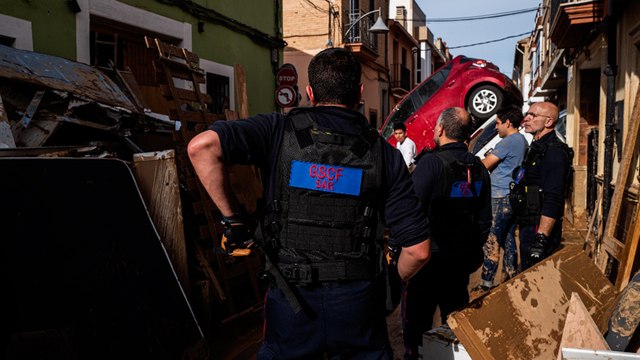 « On est les premiers secours ici ? » : près de Valence, ces pompiers français venus aider les sinistrés
