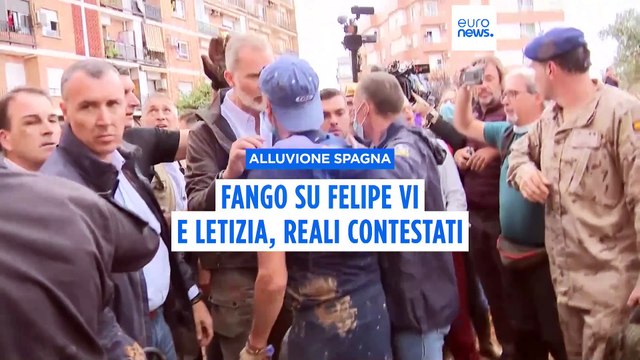 Spagna, fango su Felipe VI e Letizia: i Reali contestati durante visita alle vittime dell'alluvione