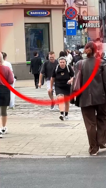 Cet homme perd ses lunettes en pleine rue puis reçoit le soutien d’une passante bienveillante