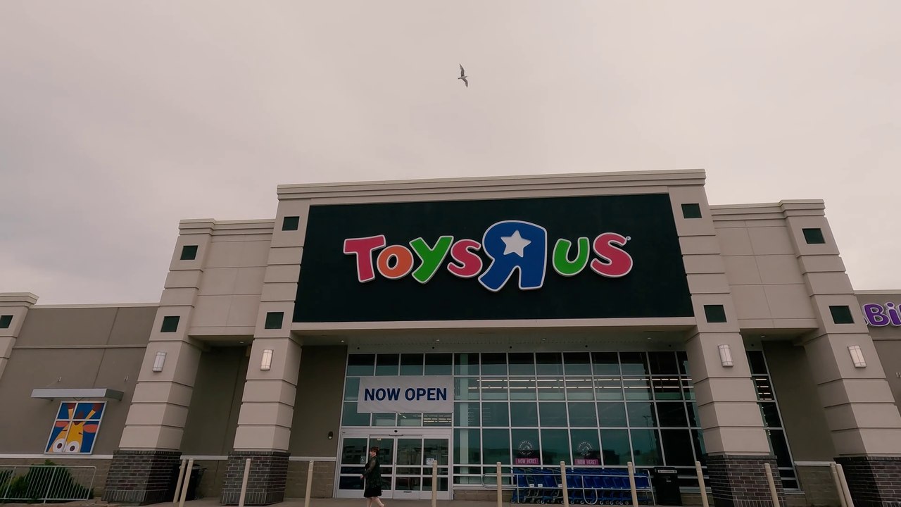 Tour of the Toys R Us in Nova Scotia!  Quick Walking Tour & VLOG