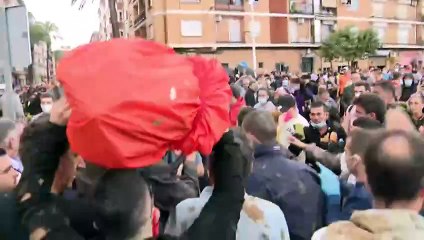 Intentan agredir y avientan barro a la comitiva Real en su visita a Paiporta