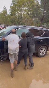 Destrozan el coche oficial de Pedro Sánchez cuando salía de Paiporta