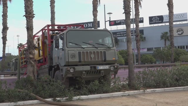 UME y bomberos ya trabajan en la extracción de agua en los aparcamientos de Bonaire y Catarroja