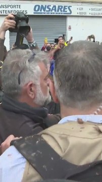 El momento en el que la gente de Paiporta lanzó barro contra el Rey, Pedro Sánchez y Mazón