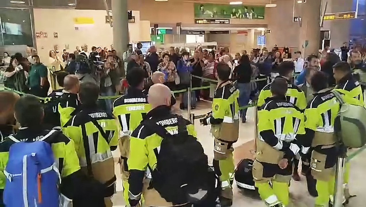 La emocionante despedida a los bomberos canarios que acuden a Valencia a ayudar a los afectados por la DANA