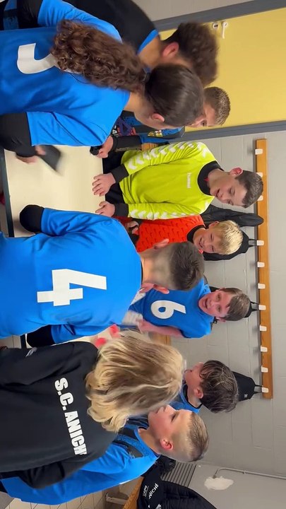 Belle petite victoire de nos u12 et qui sont entrain de fêter leur victoire. Bravo les enfants.