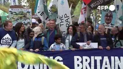Miles de personas protestan en Londres pidiendo agua más limpia