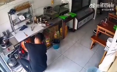 Imágenes sensibles: Quedó envuelto en llamas tras una explosión por arreglar una fuga de gas 