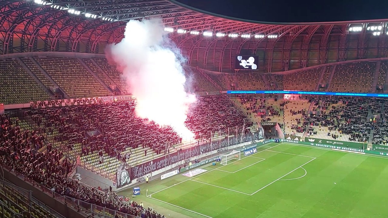 Kibice Lechii Gdańsk uczcili przed meczem z Cracovią pamięć o dzieciach