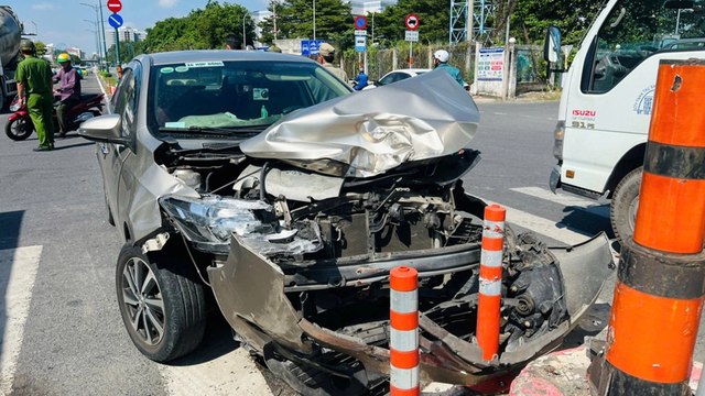 Taxi công nghệ biến dạng nghiêm trọng sau vụ đâm xe liên hoàn ở Thủ Đức, TPHCM