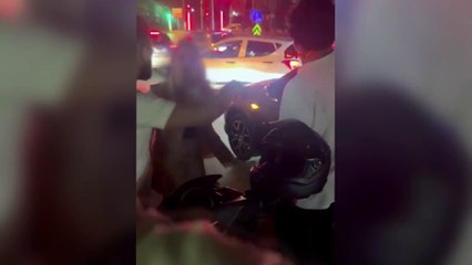 Motosiklet sürücüsüyle tartışan kadın sürücü, görüntüsünü çekene de hakaret etti