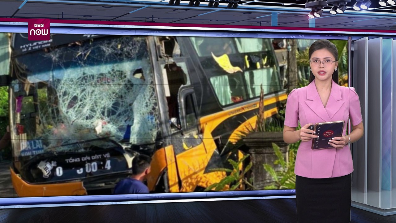 Xe khách mất lái "bay" thẳng vào nhà dân rồi tông sập trụ viễn thông ở Gia Lai