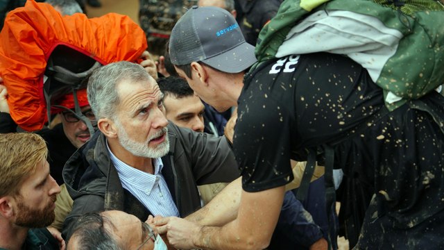 Spanischer König Felipe in Flutregion mit Schlamm beworfen