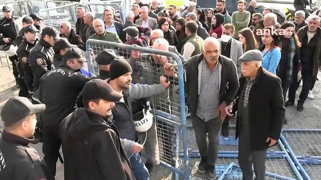 Kayyım kararı sonrası Mardin Büyükşehir Belediyesi önünde gerginlik