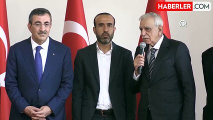 Terör soruşturması kapsamında görevden alınan Ahmet Türk barış yemeğine katılmıştı