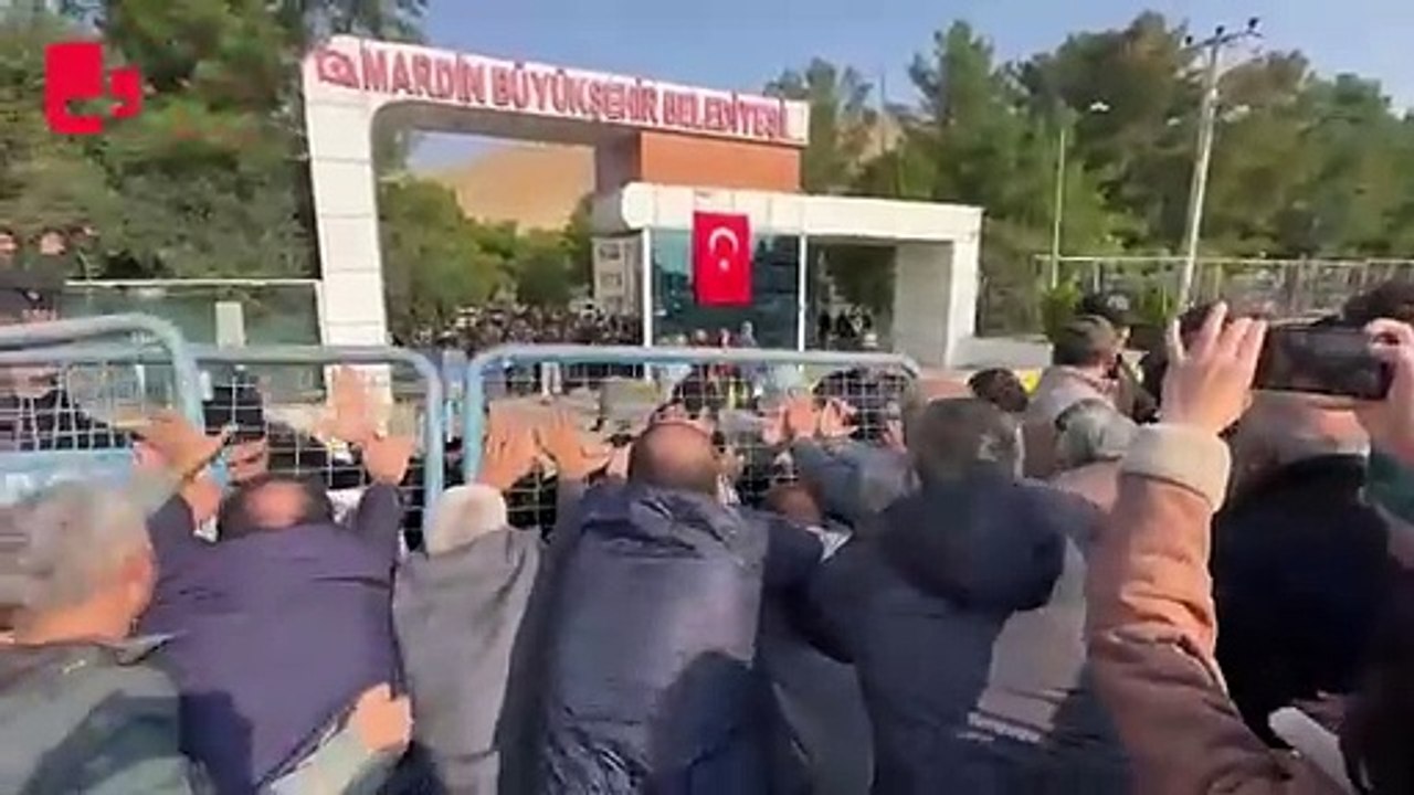 Mardin Belediyesi'ne kayyım atanmasının ardından halk belediye önünde karara tepki gösteriyor