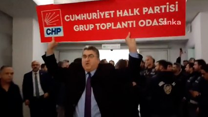 Kayyum, Esenyurt'ta CHP tabelasını söktürüp tekrar taktırdı