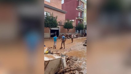 Niños en Valencia juegan al fútbol en plena tragedia por la DANA