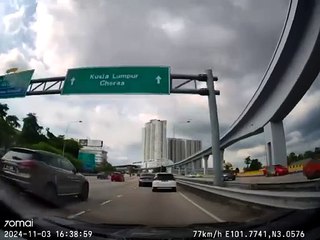 高速公路惊险对峙：两车司机因误会引发“报仇”冲突🚗