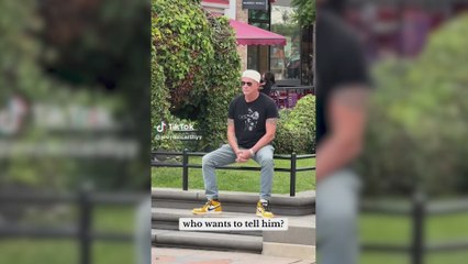 un músico de la calle toca una canción de los Red Hot Chili Peppers y no se da cuenta de quién está frente suyo