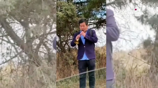 Zurnacı Çinli yol kenarında böyle görüntülendi: Zurna çalmayı çok seviyorum...