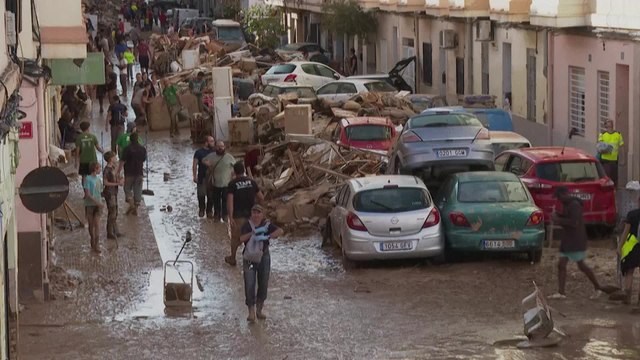 Inondations en Espagne : une armée de volontaires au secours des sinistrés près de Valence