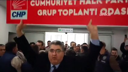 Esenyurt Belediyesi Meclisi'ne girmek isterken kayyum engeliyle karşılaşan CHP'li üyeler