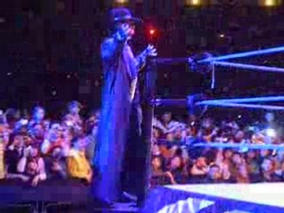 undertaker hace la luz en la plaza de toros de valencia