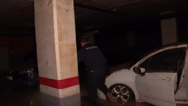 Los agentes revisan coche a coche aparcamientos inundados en Benetúser