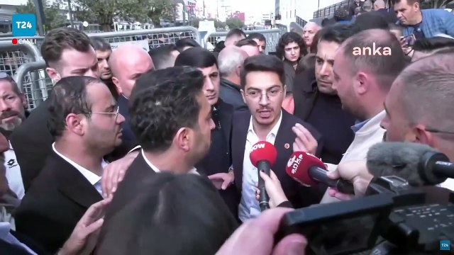 Kayyım atanan Esenyurt'a alınmayan CHP'li Belediye Meclis Üyeleri belediye binasının önünde