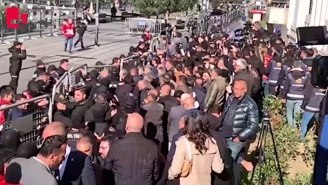 CHP’liler barikatların olduğu alana gitti. Polis ile partililer arasında arbede yaşandı.
