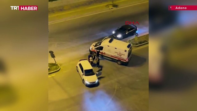 Sürücüsüyle tartıştığı ambulansın camını yumrukladı: O anlar kamerada