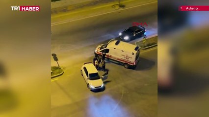 Sürücüsüyle tartıştığı ambulansın camını yumrukladı: O anlar kamerada
