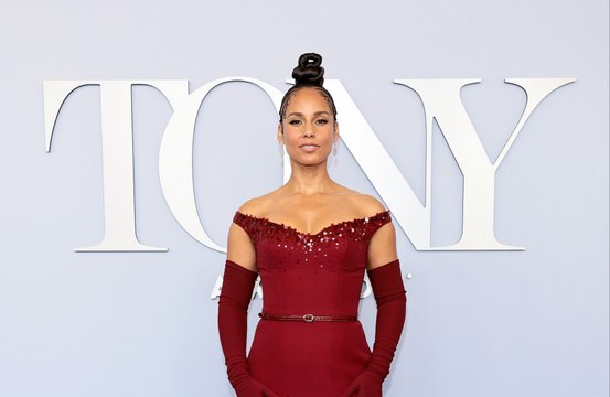 Alicia Keys has warned Americans not to 'turn back the clock' by voting for Donald Trump