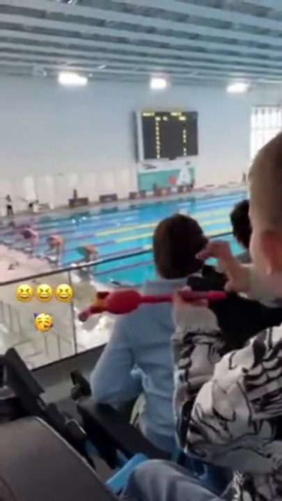 Cet enfant va pourrir une compétition de natation... Trop drôle
